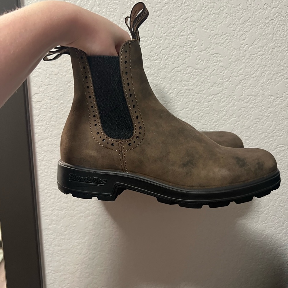 Blundstones size 7 - Brown